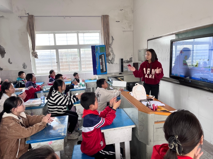 10月13日，“开启你的音乐梦想”文艺志愿服务活动启动仪式在南漳县胡家营中心小学举行，音乐志愿者为学生开设音乐课。